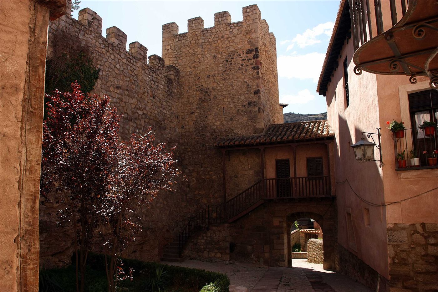 Una de las calles del casco antiguo, con la muralla al fondo.