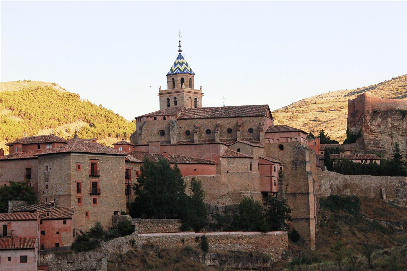Albarracín con la catedral y las casas rojizas sobre la ladera