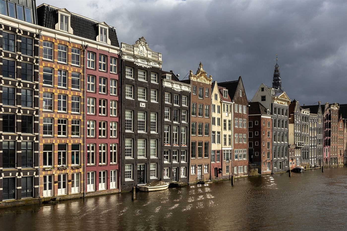 Las casas de colores del Damrak de Ámsterdam junto al agua