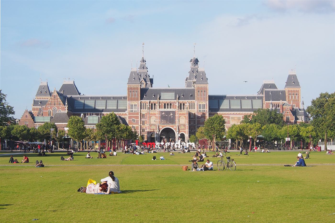 El Rijksmuseum desde el Museumplein.