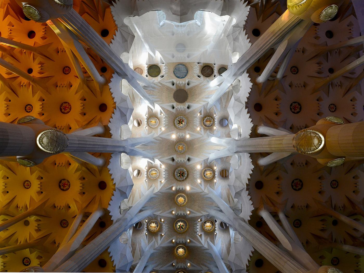 Las bóvedas de la Sagrada Família, sostenidas por columnas que se ramifican como árboles.