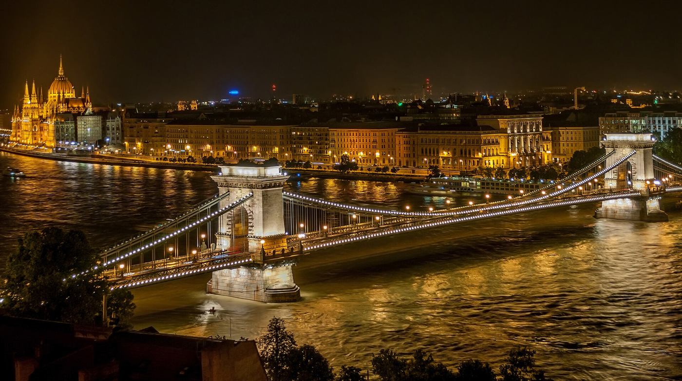El Puente de las Cadenas iluminado de noche.