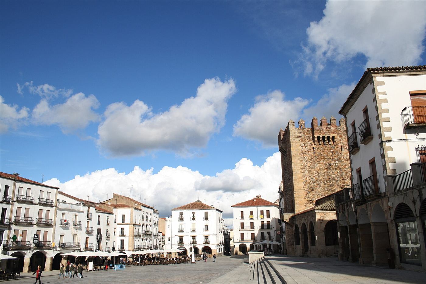 La Plaza Mayor de Cáceres con la Torre de Bujaco