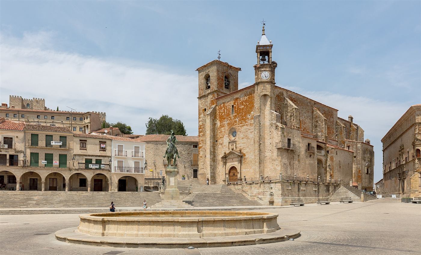 La Plaza Mayor de Trujillo y la iglesia de San Martín.
