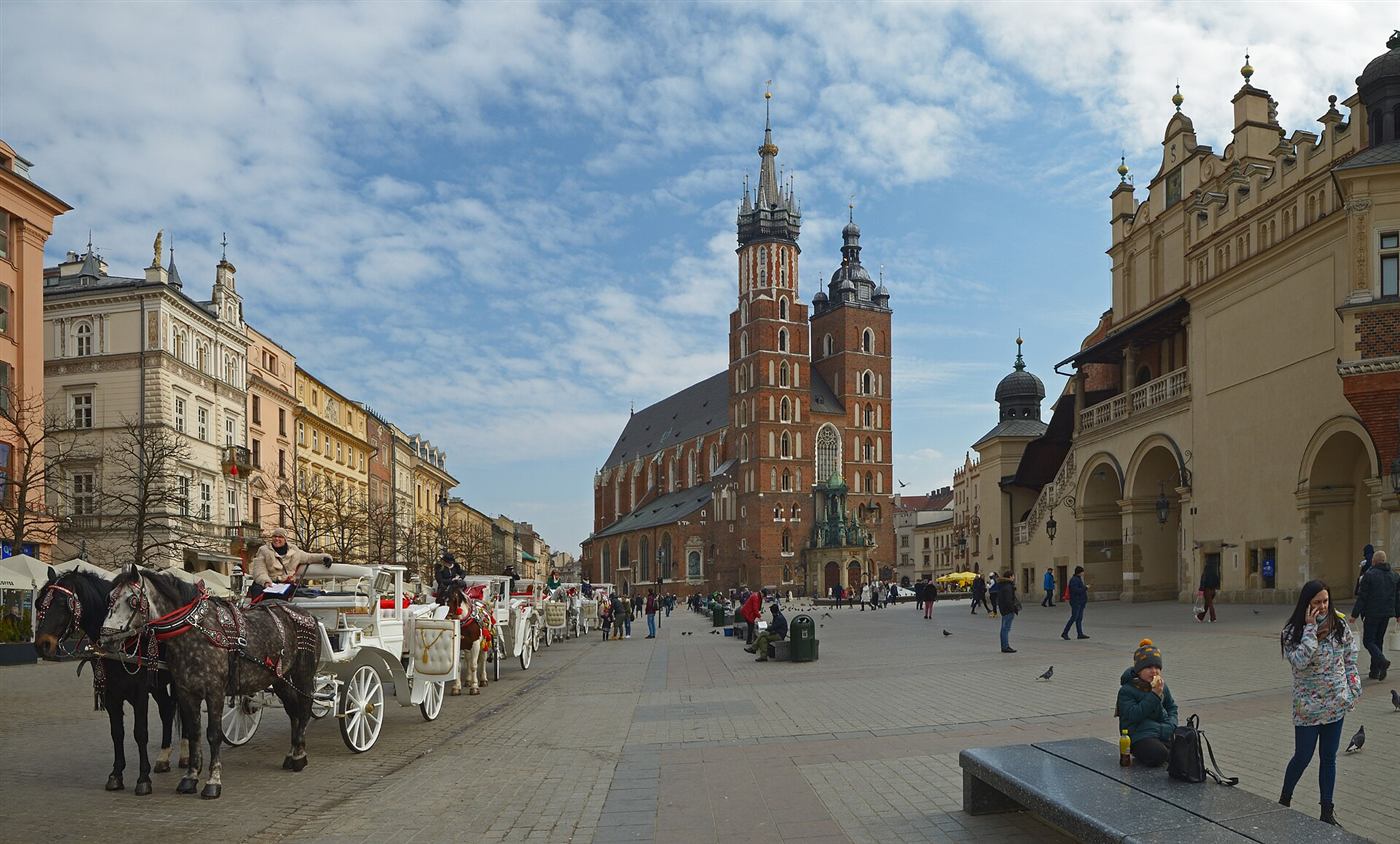 Carruajes en la plaza del Mercado de Cracovia, con la basílica de Santa María
