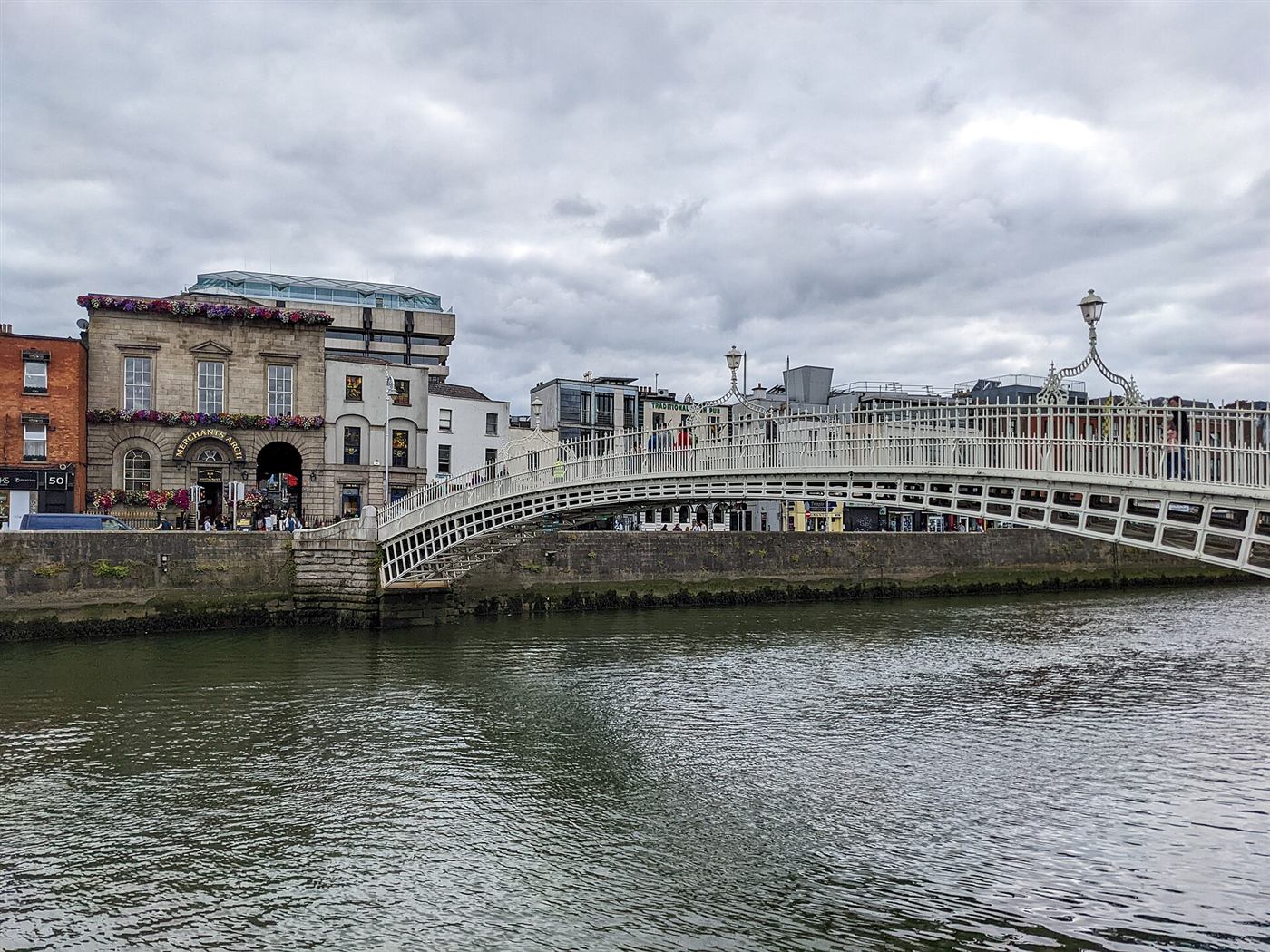 El puente Ha'penny sobre el río Liffey en Dublín