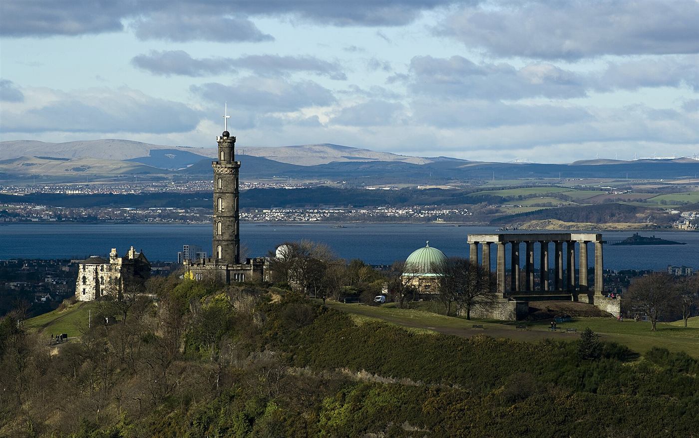 Calton Hill y sus monumentos sobre la ciudad.