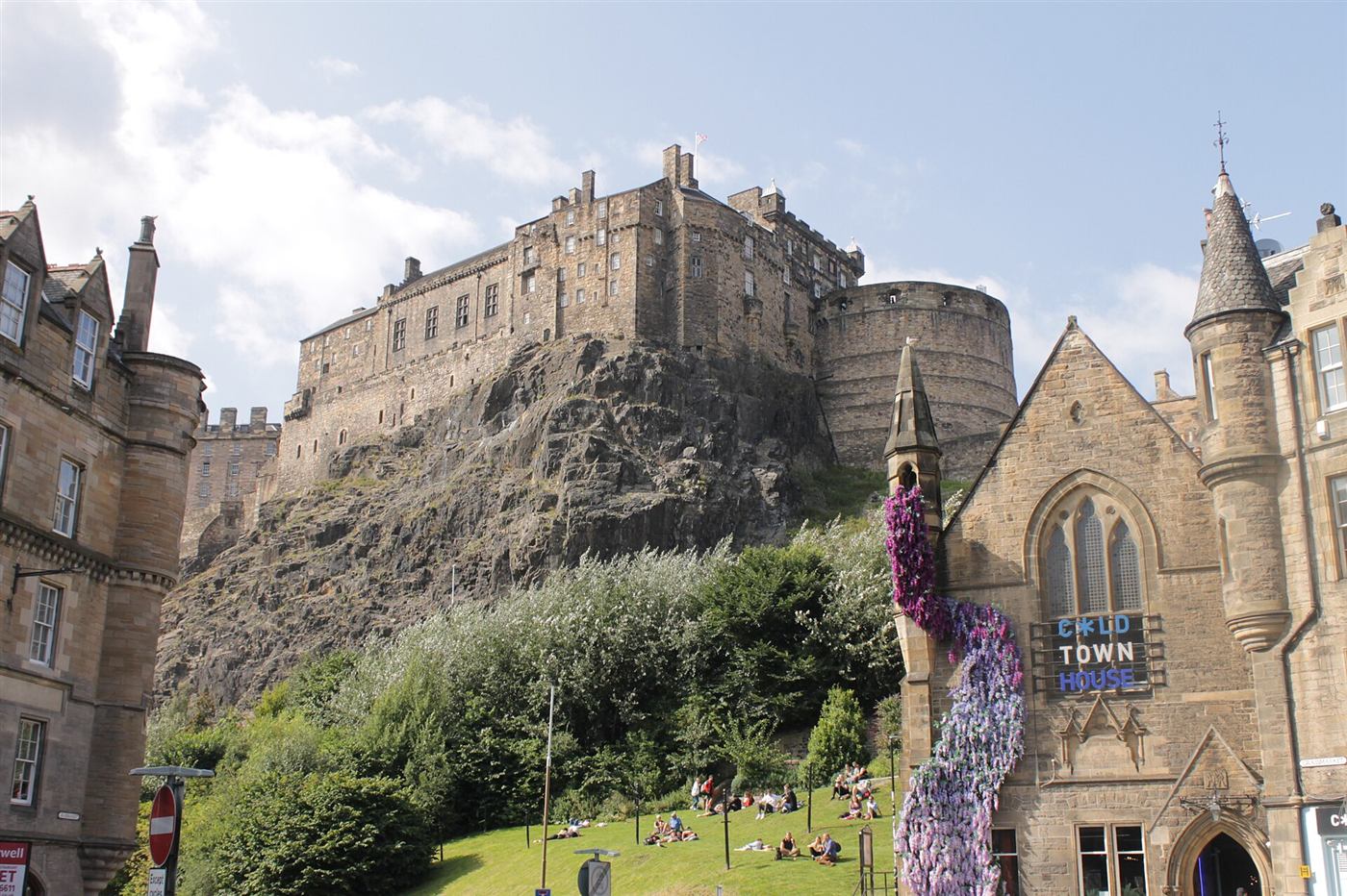 El castillo de Edimburgo sobre la roca, visto desde el Grassmarket
