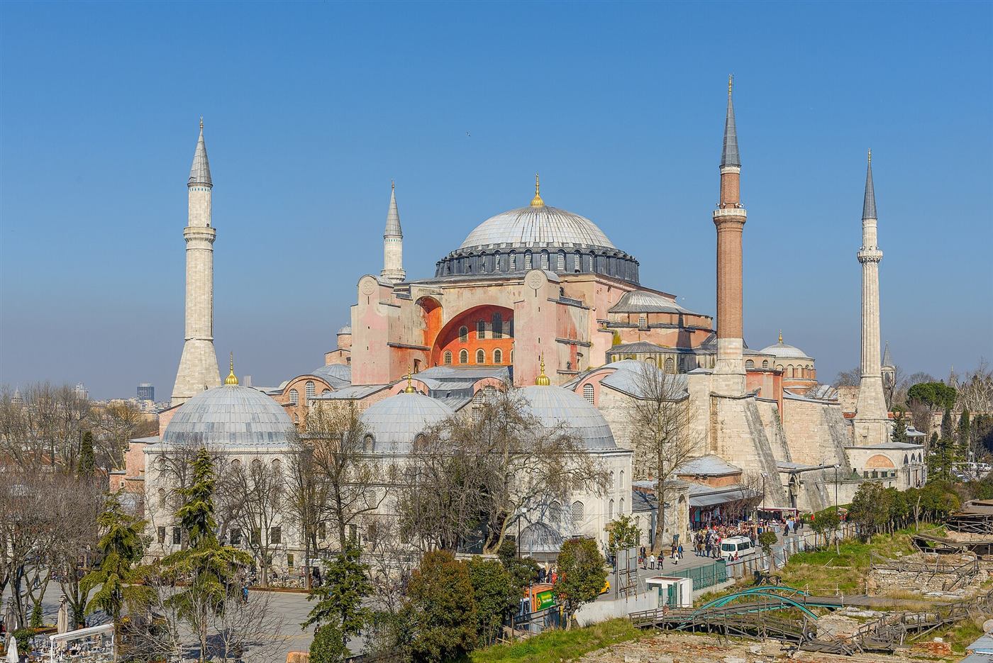 Santa Sofía de Estambul con sus cúpulas y minaretes