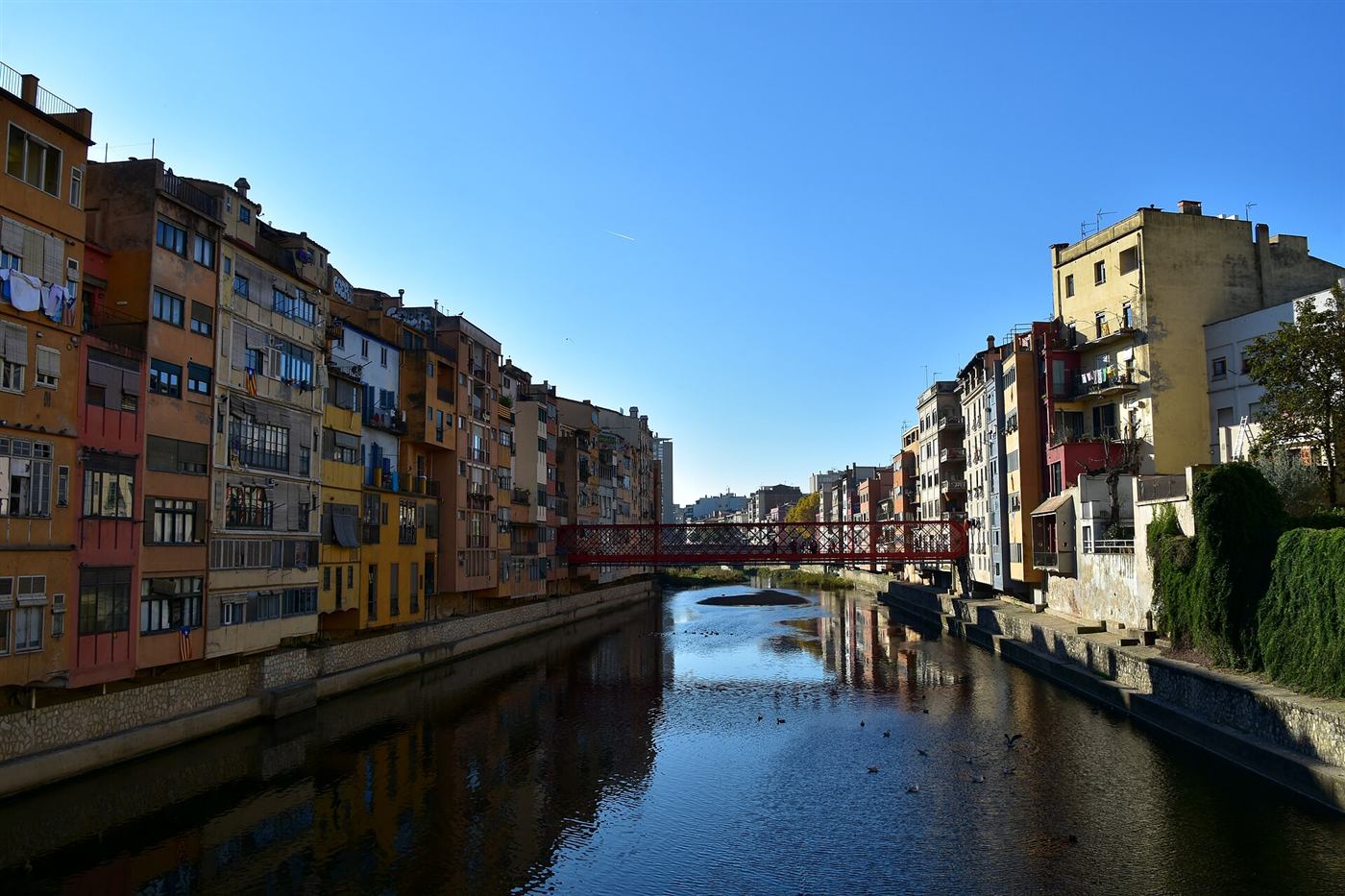 Las casas de colores asomadas al río Onyar en Girona