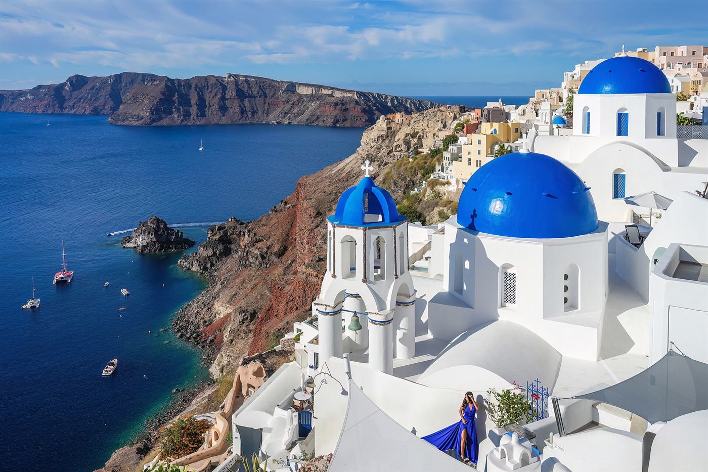 Las cúpulas azules de Oia, en Santorini, sobre el mar Egeo