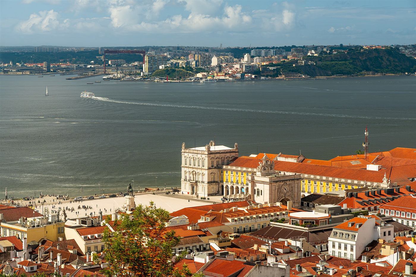 La Praça do Comércio y el Arco de la Rua Augusta, con el Tajo al fondo.