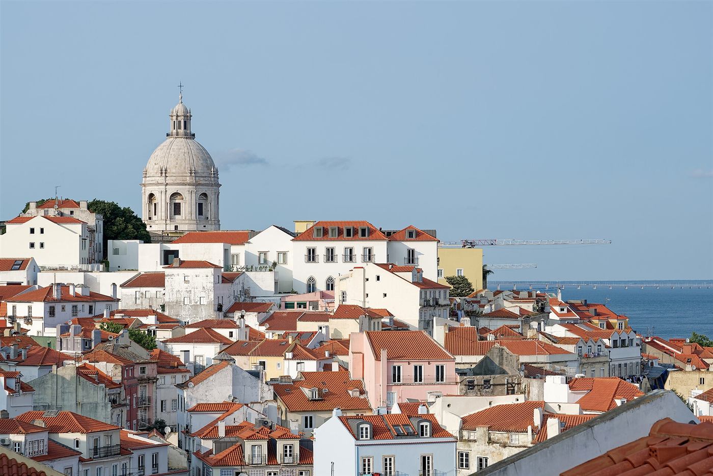 Tejados de la Alfama y el río Tajo desde el Miradouro de Santa Luzia