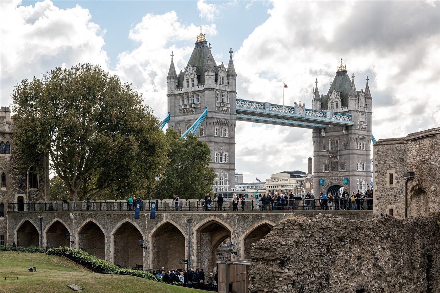 El Tower Bridge de Londres sobre el Támesis