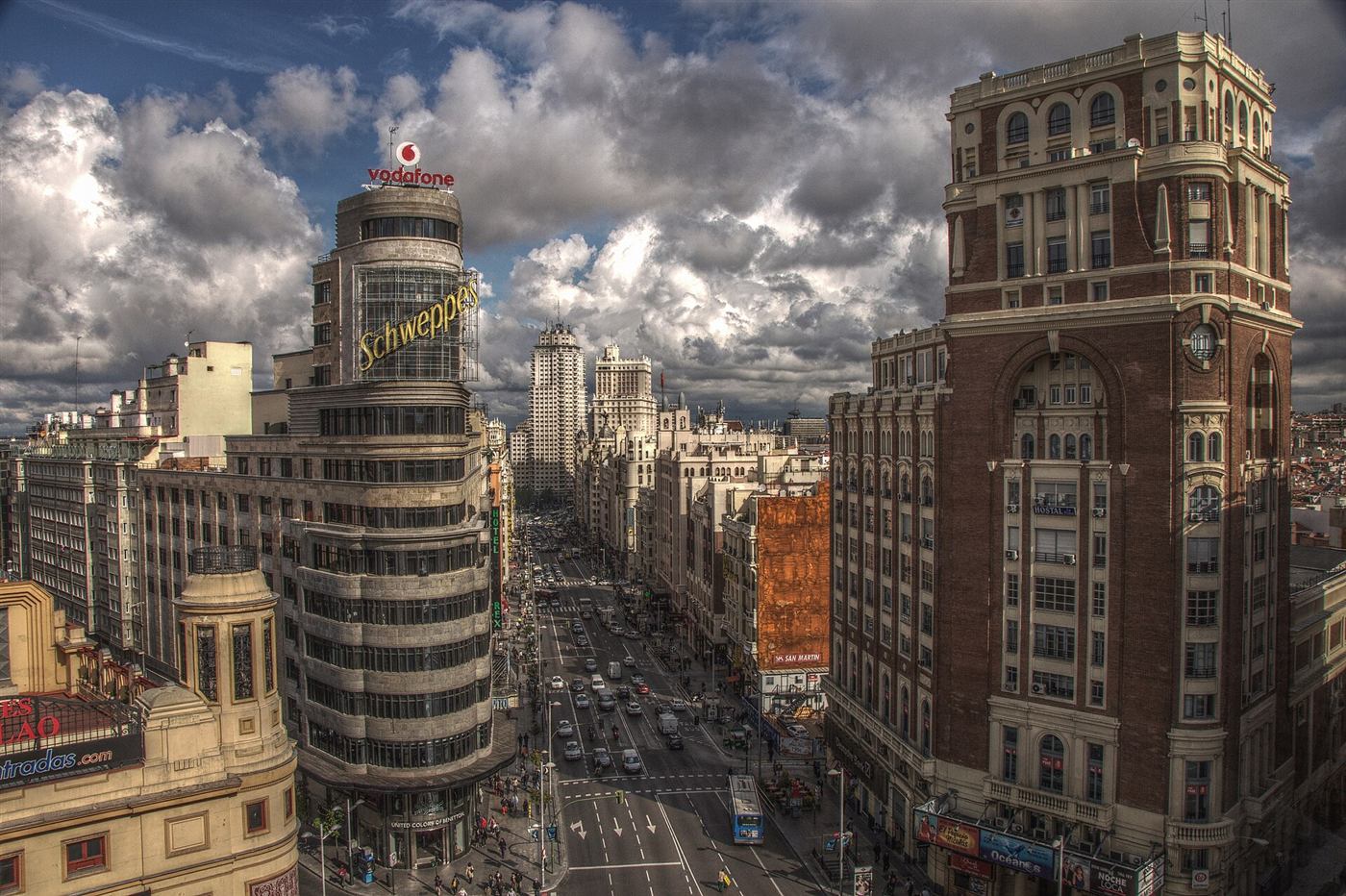 La Gran Vía, con el edificio Metrópolis en primer plano.