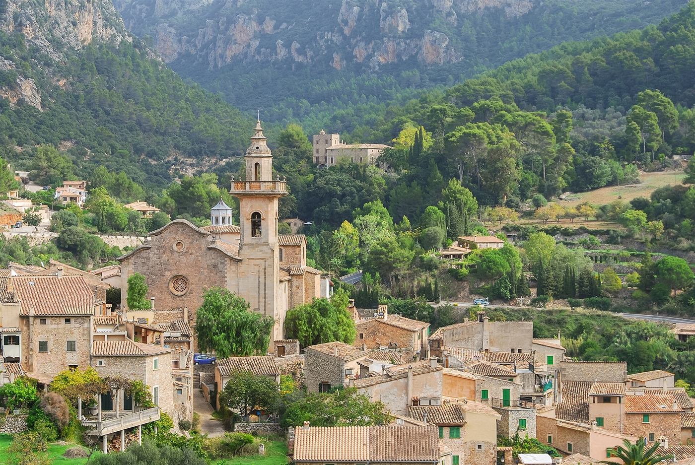 Valldemossa, entre las montañas de la Tramuntana.