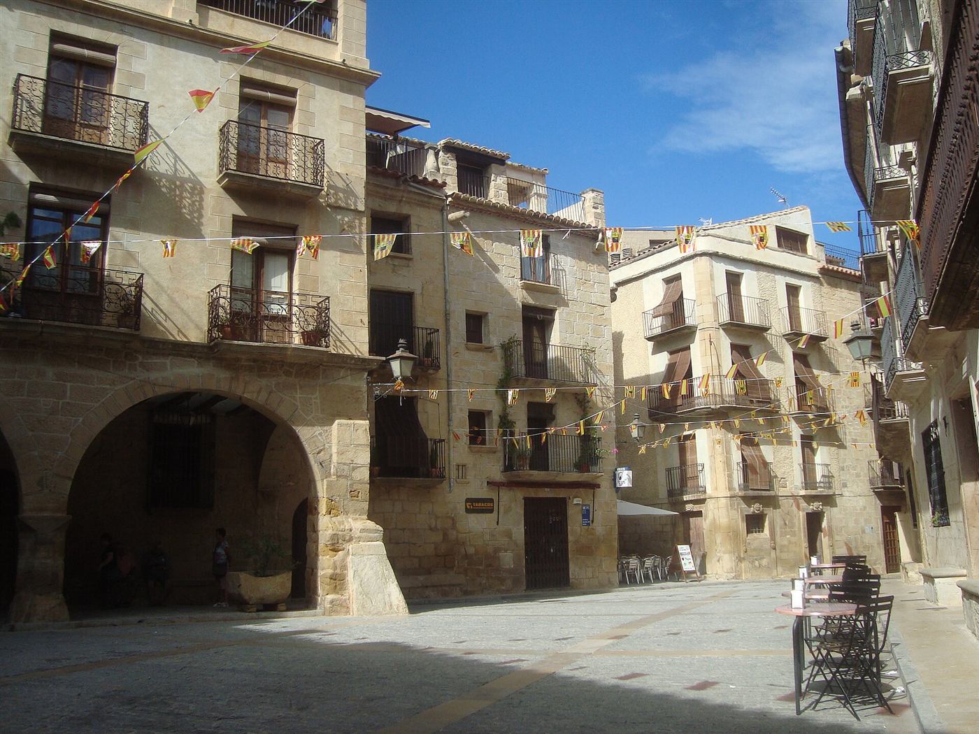 La plaza porticada de Calaceite.