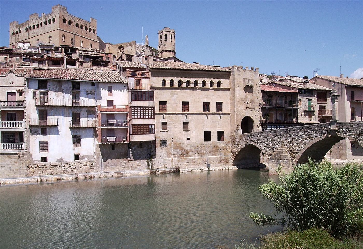 Valderrobres con su puente de piedra sobre el río Matarraña y el castillo arriba