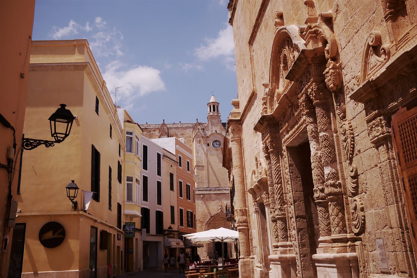 Una calle del casco antiguo de Ciutadella.