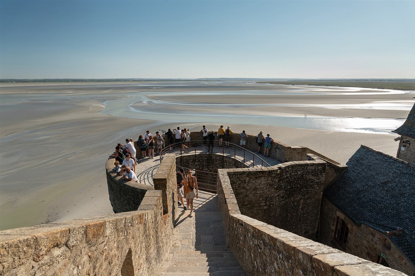 Las murallas del Mont-Saint-Michel sobre la bahía.