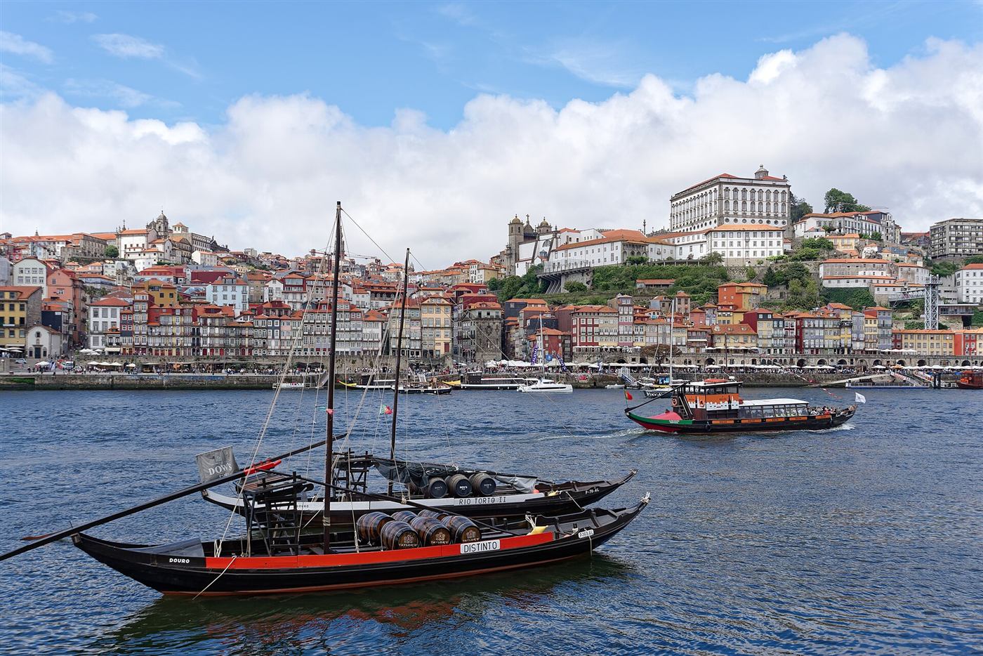 Los barcos rabelos en el Duero frente a la Ribeira de Oporto
