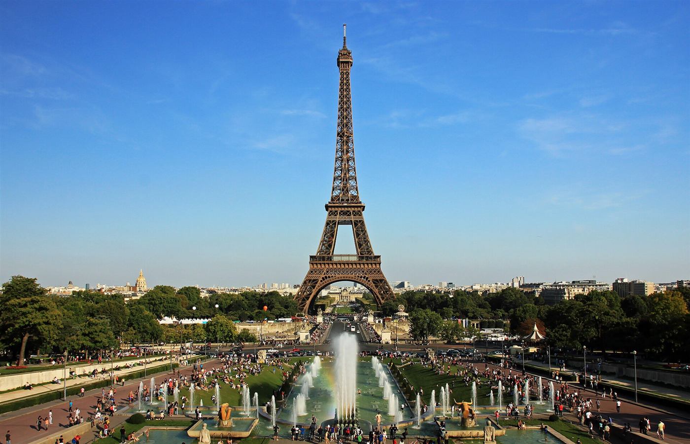 La Torre Eiffel y las fuentes del Trocadéro bajo el cielo azul