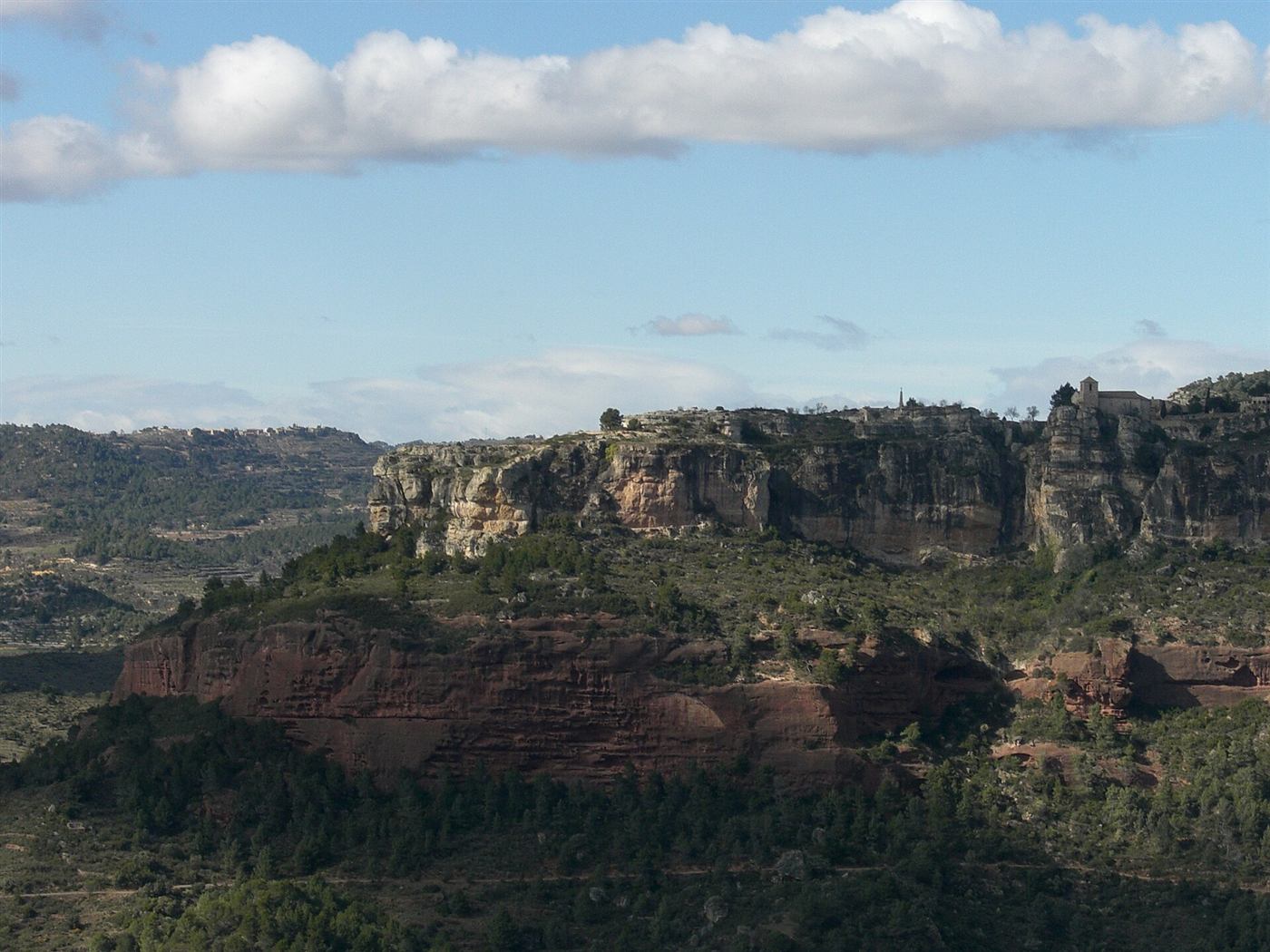 Los acantilados de Siurana sobre el valle.
