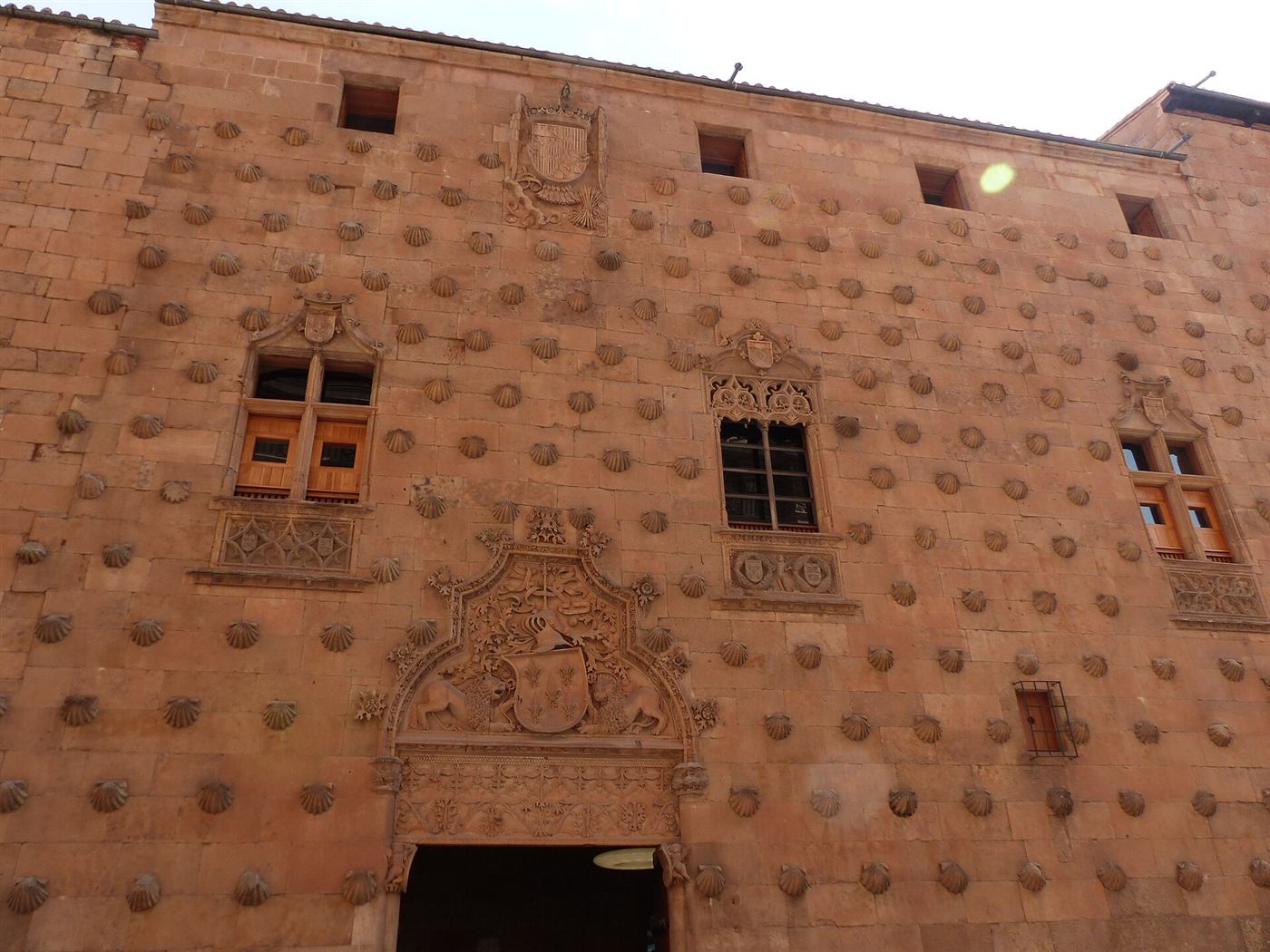 La fachada de la Casa de las Conchas.