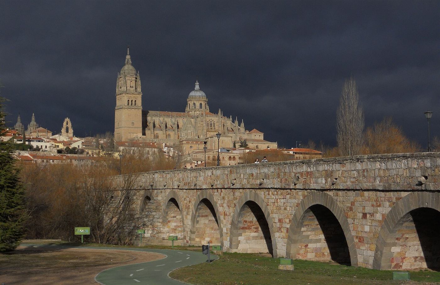 El Puente Romano sobre el Tormes con las catedrales de Salamanca al fondo
