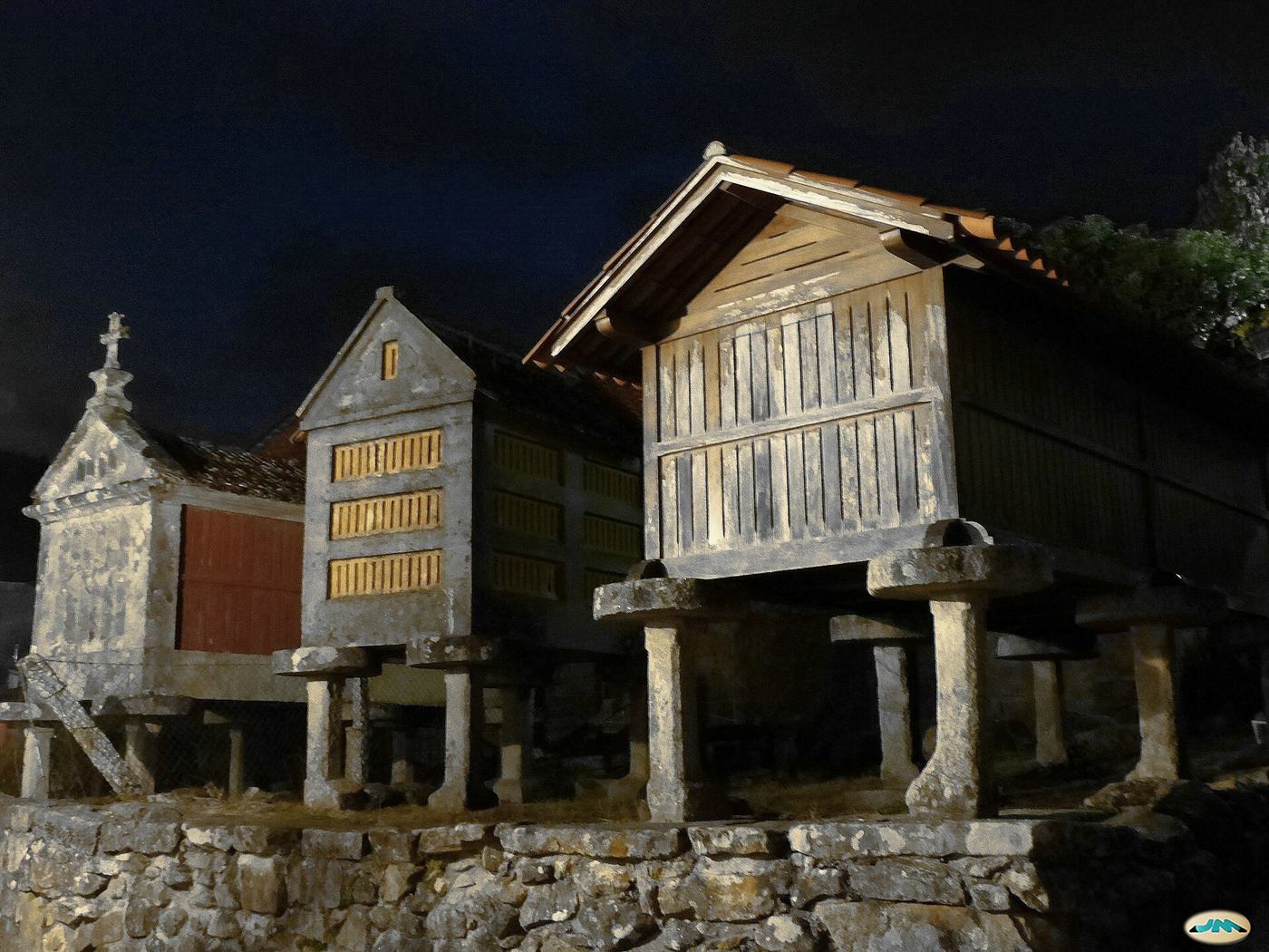 Hórreos de Combarro junto a la ría.