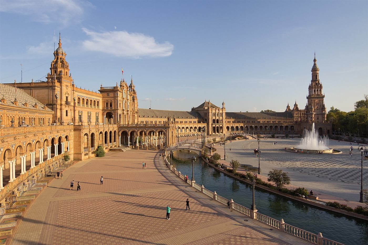 La Plaza de España de Sevilla con su canal y sus torres