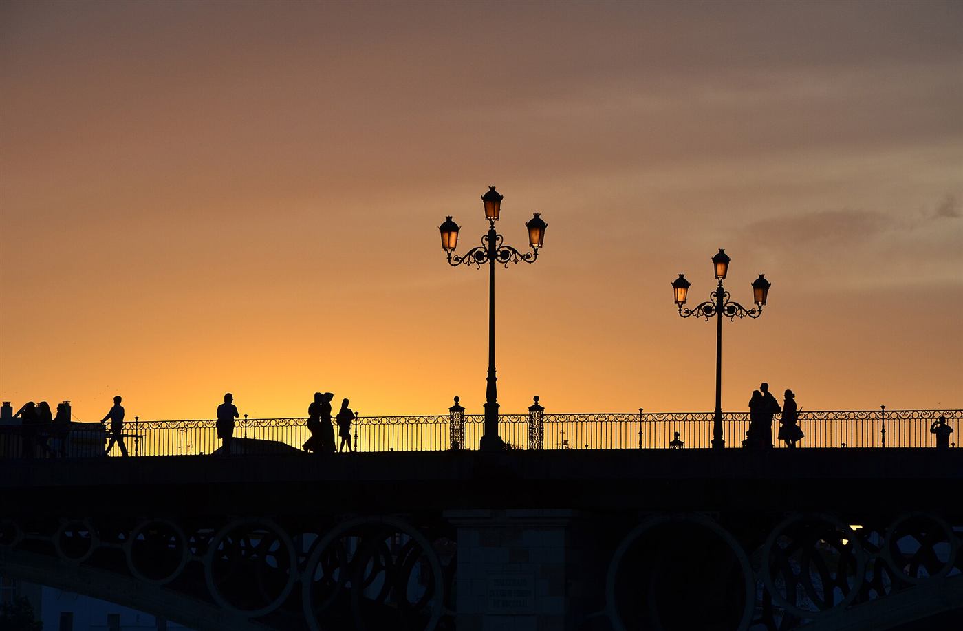 El puente de Triana al anochecer