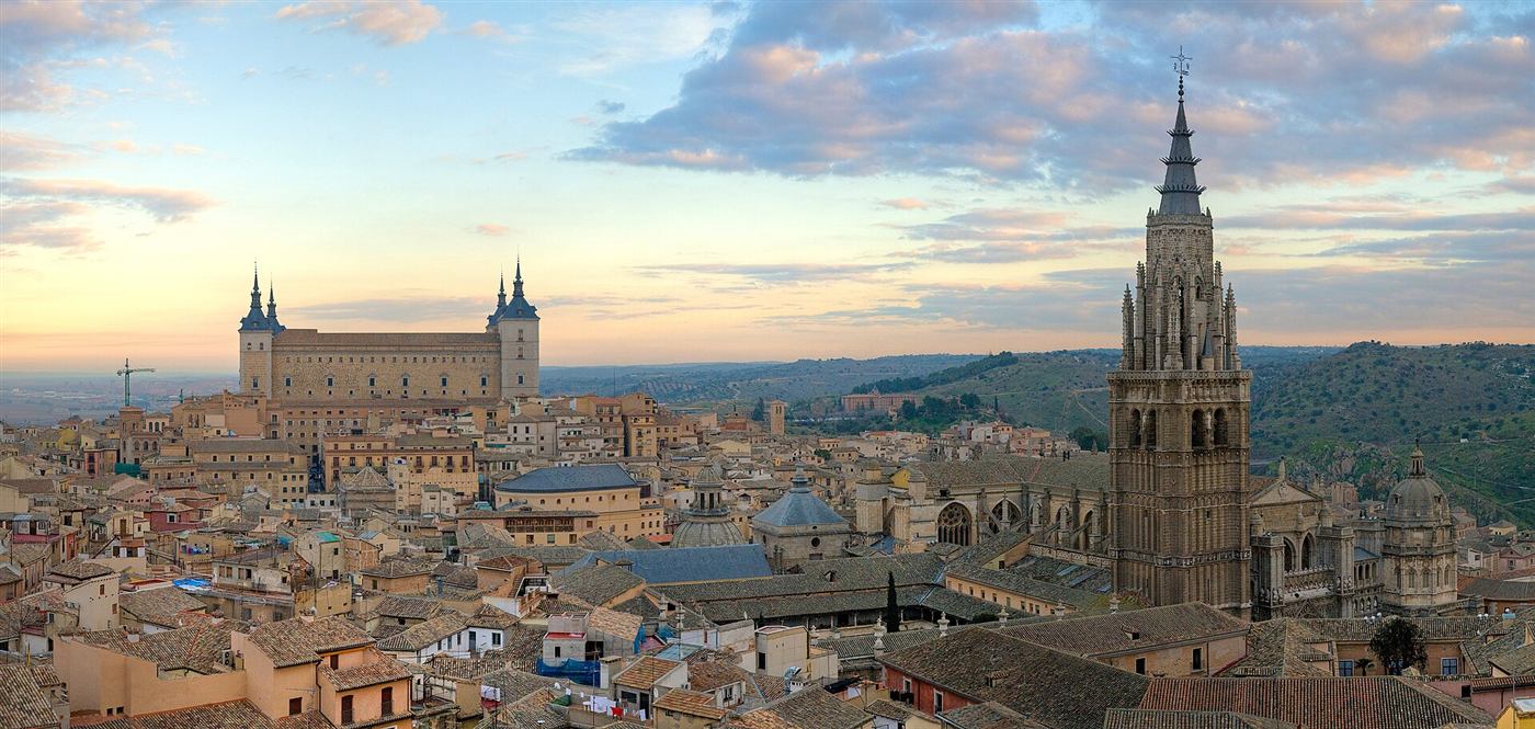 Toledo con el Alcázar y la Catedral sobre la colina